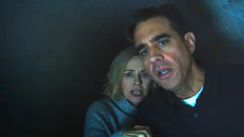 Naomi Watts y Bobby Cannavale en 'Vigilante' ('The Watcher')