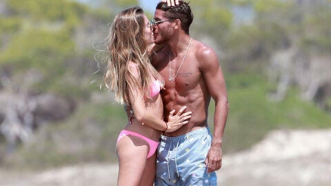 MArta Carriedo y Jonathan Dos Santos en Ibiza de vacaciones en el 2017.