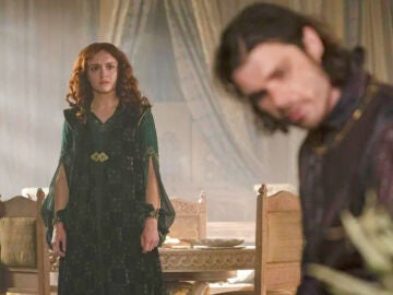 Olivia Cooke y Matthew Needham como Alicent y Larys en 'La Casa del Dragón' 
