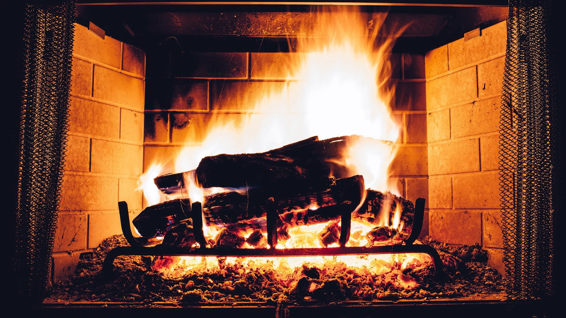 La crisis multiplica el uso de chimeneas y los deshollinadores hacen su agosto.