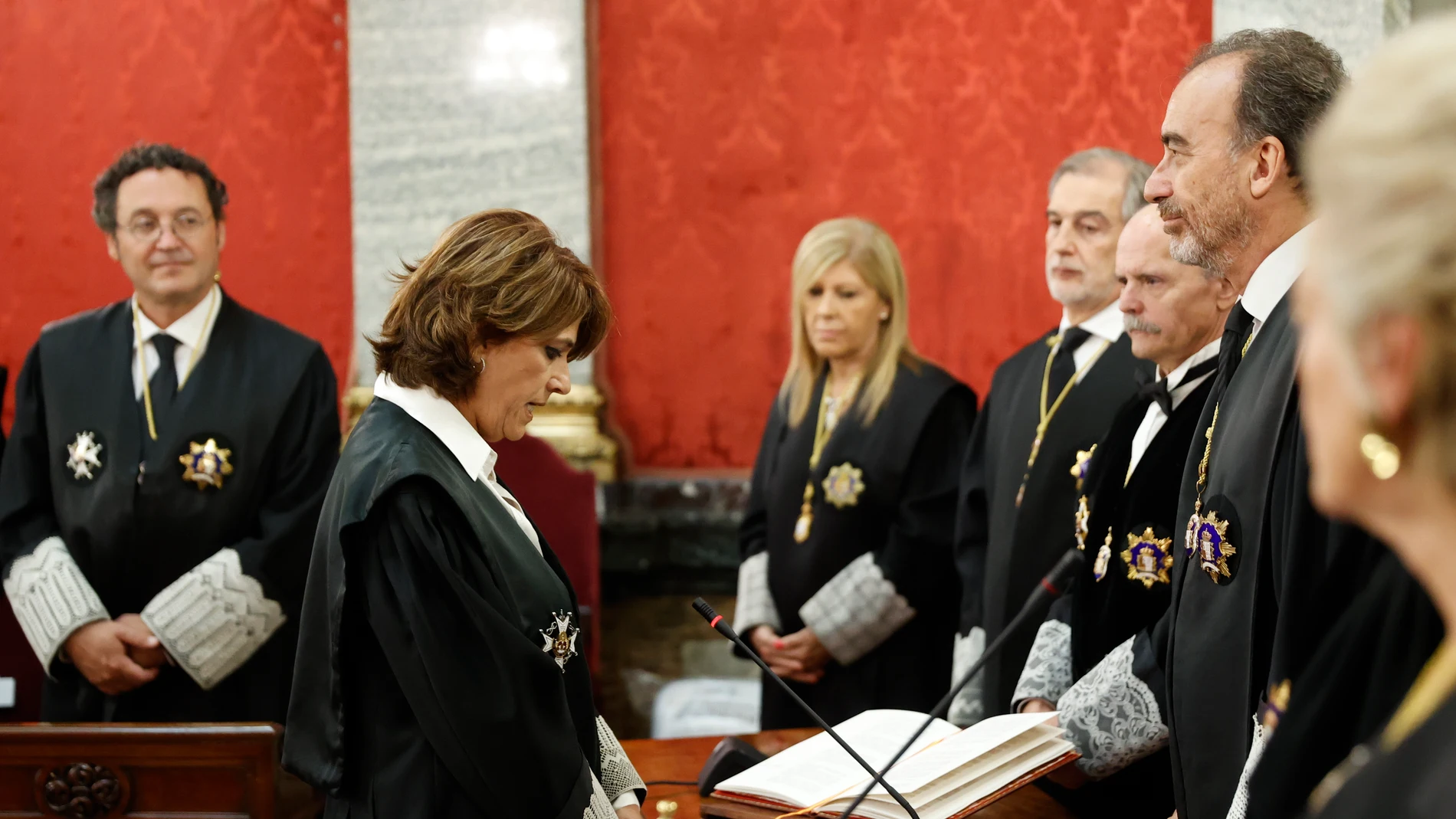 La letrada Dolores Delgado (c) durante su ceremonia de jura o promesa como fiscal de Sala de la Fiscalía Togada del Alto Tribunal