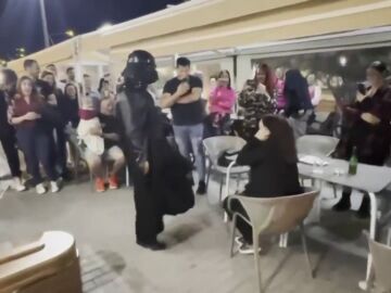 Darth Vader se dispone a pedir matrimonio a su novia