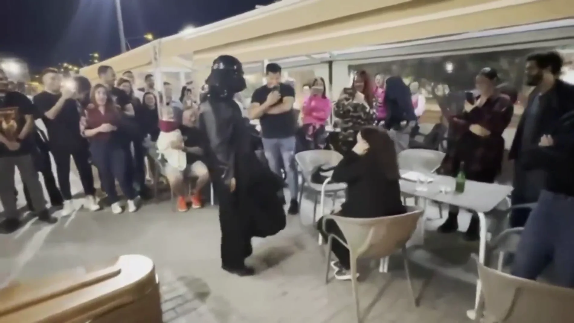 Darth Vader se dispone a pedir matrimonio a su novia