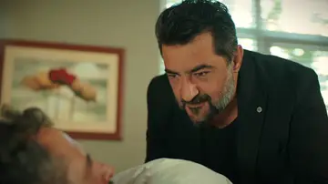 Erhan despierta del coma y recibe la visita de Akif: “Hubiera sido un detalle que te hubieras muerto