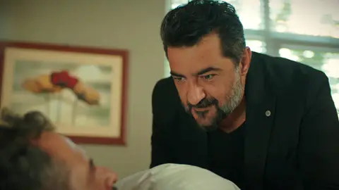 Erhan despierta del coma y recibe la visita de Akif: “Hubiera sido un detalle que te hubieras muerto" Erhan despierta del coma y recibe la visita de Akif: “Hubiera sido un detalle que te hubieras muerto"