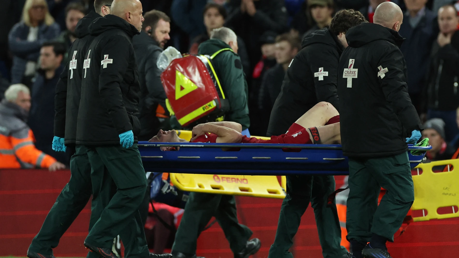 Diogo Jota es retirado en camilla del césped de Anfield