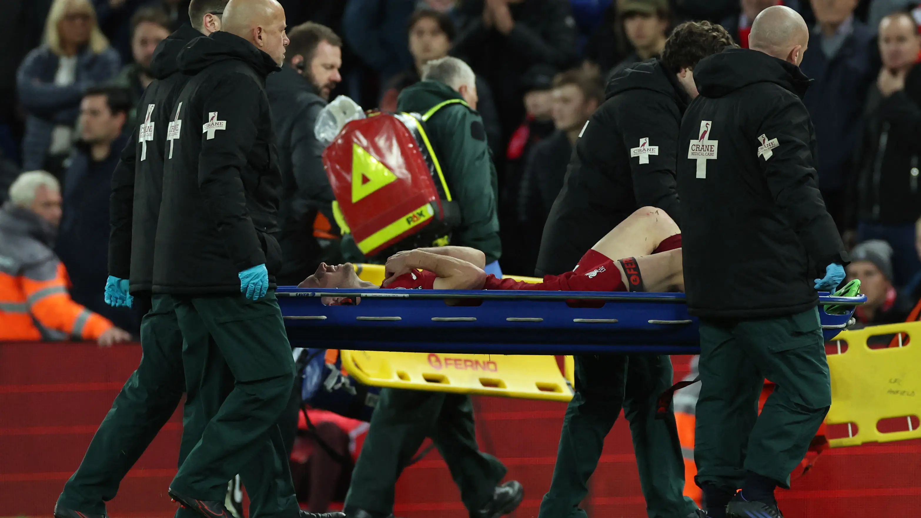 Diogo Jota es retirado en camilla del césped de Anfield Diogo Jota es retirado en camilla del césped de Anfield