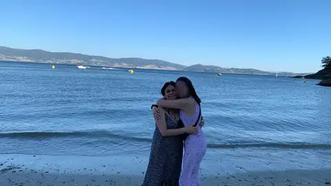 La madre junto a su hija La madre junto a su hija