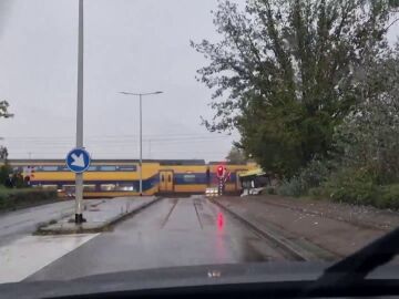 Momento en que un tren arrolla un autobús en Países Bajos