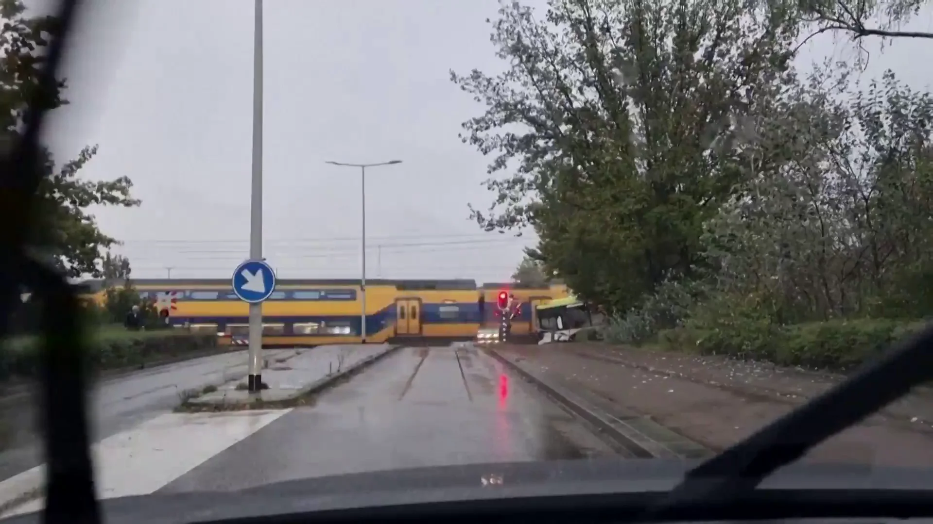 Momento en que un tren arrolla un autobús en Países Bajos Momento en que un tren arrolla un autobús en Países Bajos