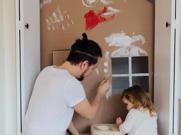 Un padre pintando con su hija Un padre pintando con su hija