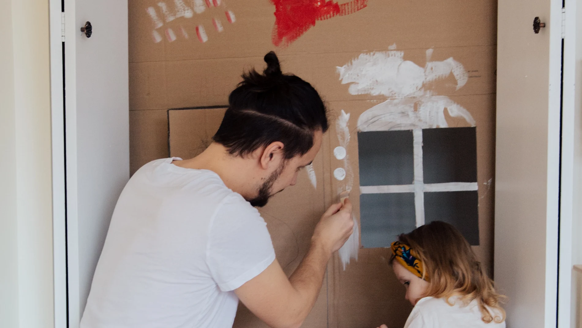 Un padre pintando con su hija
