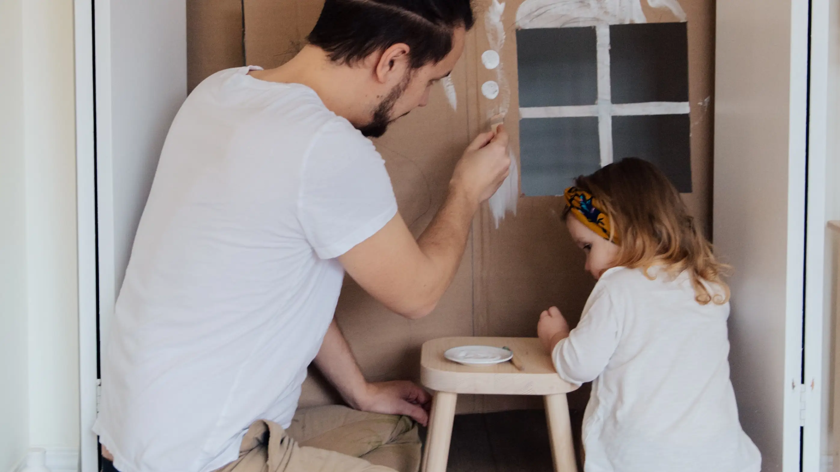 Un padre pintando con su hija Un padre pintando con su hija