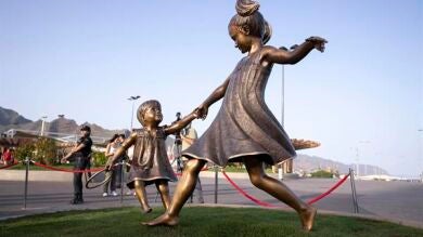 Tenerife homenajea con una estatua a las hermanas Anna y Olivia, asesinadas por su padre en el año 2021