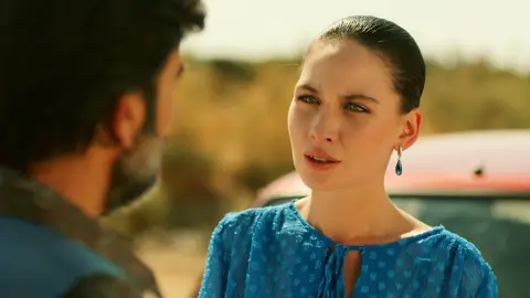 Abdülkadir propone a Betül crear juntos una empresa para arruinar a los Yaman Abdülkadir propone a Betül crear juntos una empresa para arruinar a los Yaman