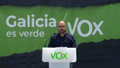 El líder de Vox en A Coruña abandona el partido Ricardo Moreno en un acto electoral en Galicia