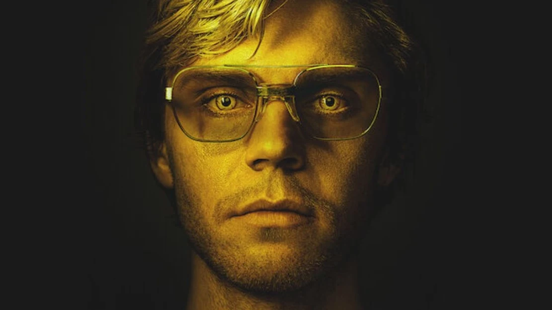 Evan Peters con ojos amarillos e la serie 'Dahmer'