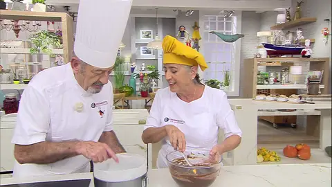 El truco del molde: cómo conseguir que no se pegue el bizcocho y salga fácil El truco del molde: cómo conseguir que no se pegue el bizcocho y salga fácil