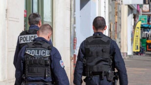 Polic&iacute;as paseando por las calles de Francia