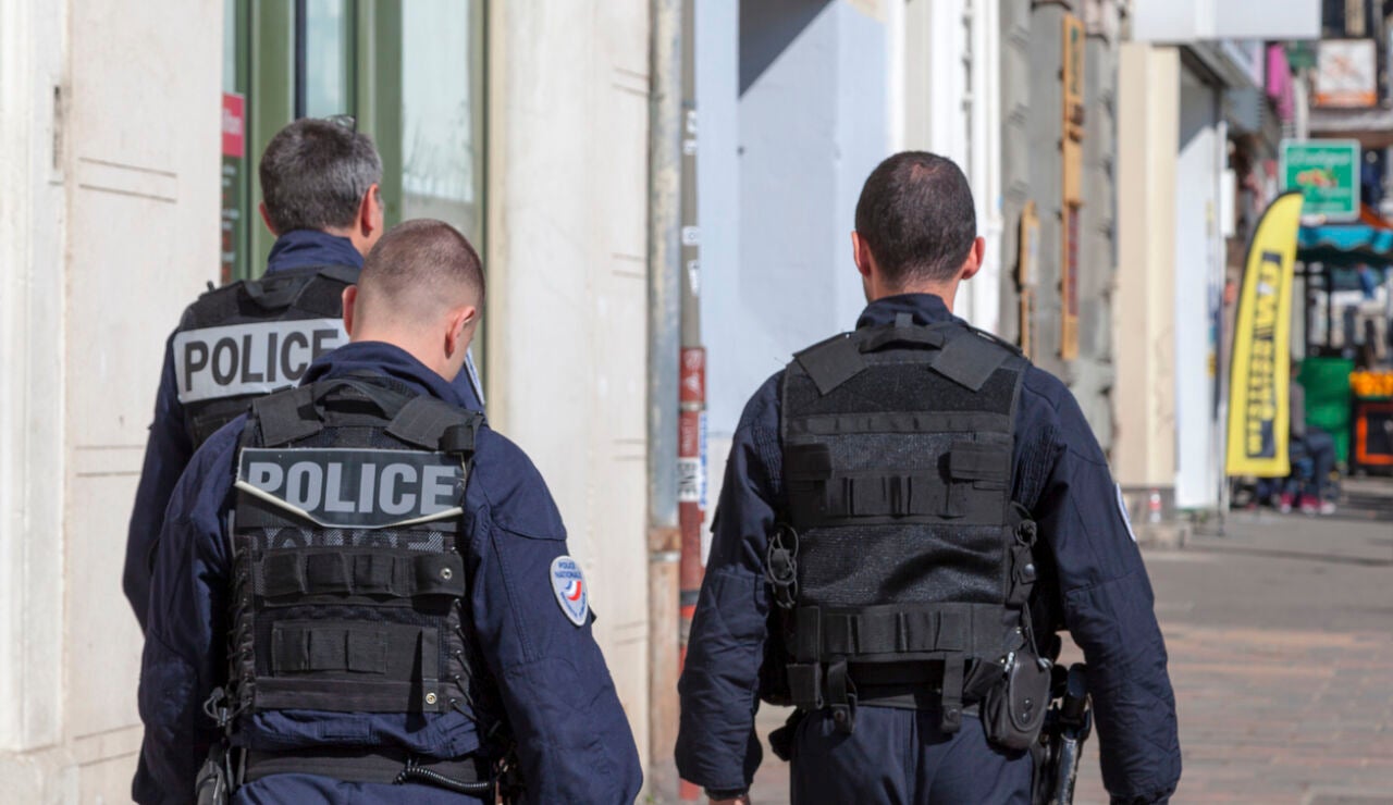 Polic&iacute;as paseando por las calles de Francia