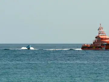 Salvamento marítimo localiza una patera en aguas españolas Salvamento marítimo localiza una patera en aguas españolas