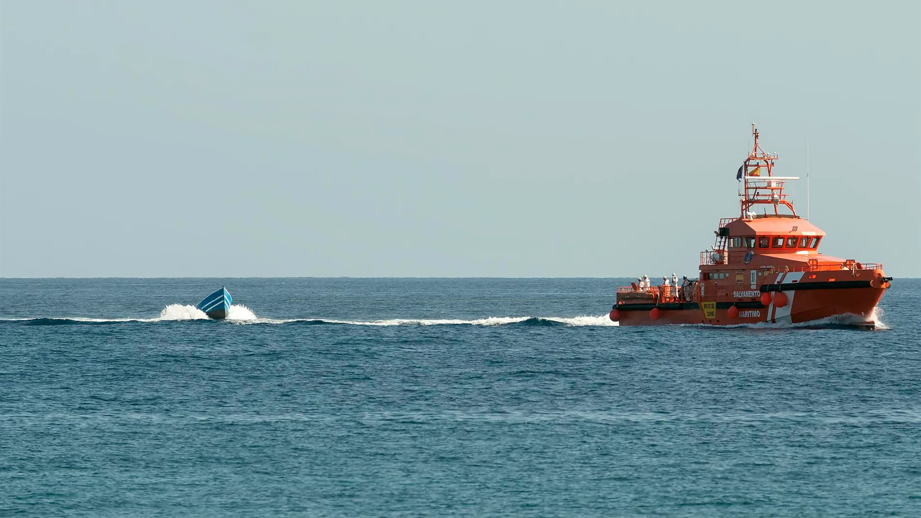 Salvamento marítimo localiza una patera en aguas españolas
