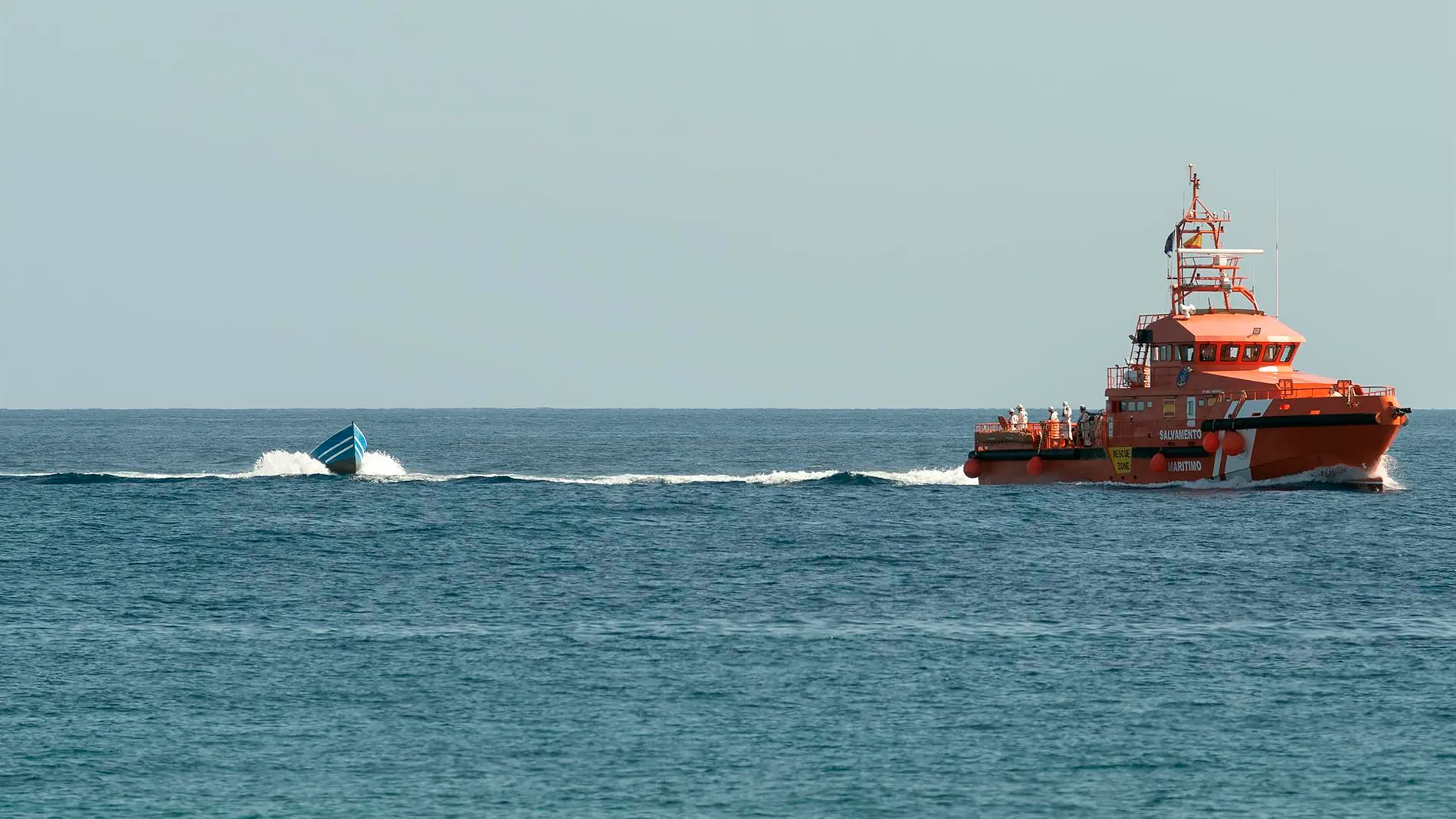 Salvamento marítimo localiza una patera en aguas españolas