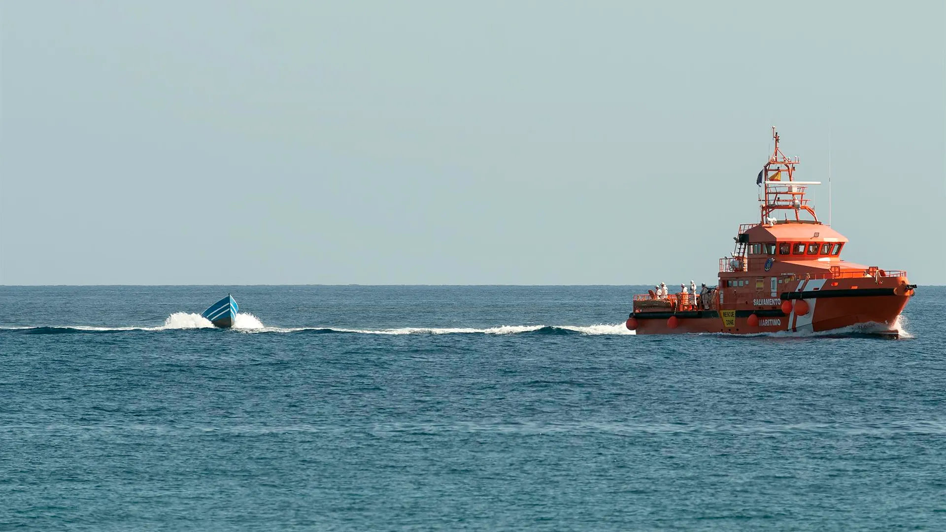 Salvamento marítimo localiza una patera en aguas españolas Salvamento marítimo localiza una patera en aguas españolas