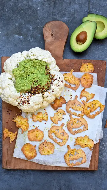 Halloween saludable: "Cerebro" de guacamole con crackers espeluznantes Halloween saludable: "Cerebro" de guacamole con crackers espeluznantes