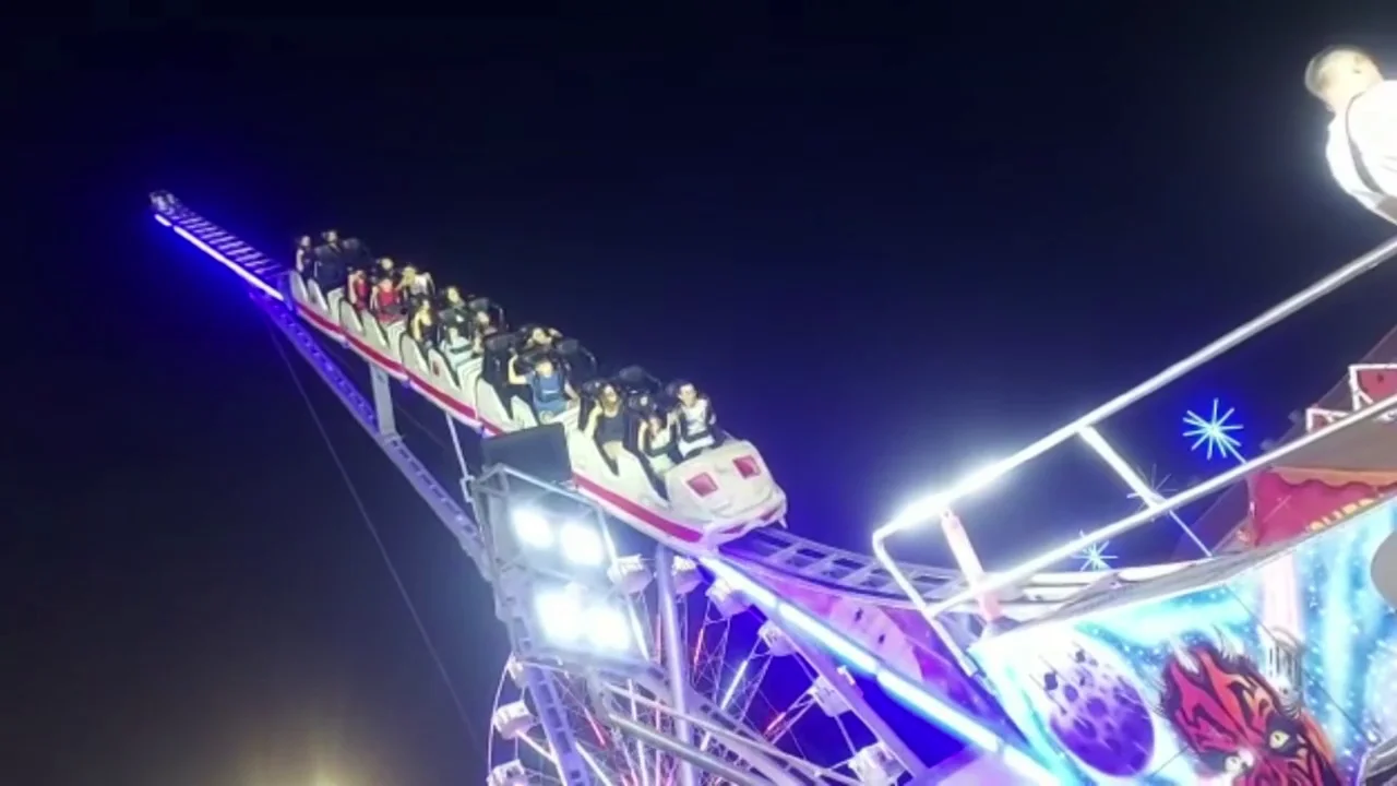 Un fallo t&eacute;cnico deja atrapados a unos j&oacute;venes en una atracci&oacute;n de feria en Vecindario, Gran Canaria 
