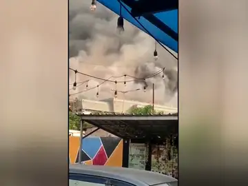Se derrumba envuelta en llamas Se derrumba envuelta en llamas