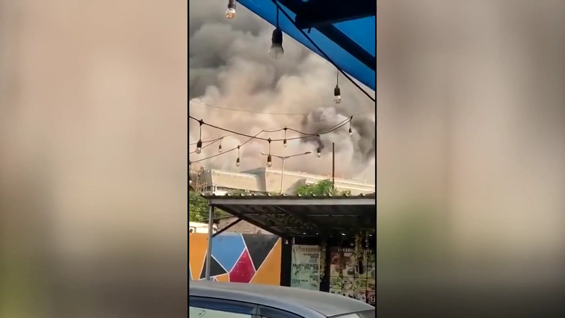 Se derrumba envuelta en llamas Se derrumba envuelta en llamas