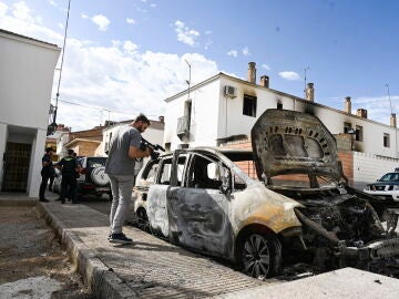 Así quedó un vehículo tras la reyerta en Salar, Granada