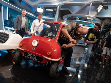 ¡Inédito! Dwayne Johnson conduce el coche más pequeño del mundo: “Parece un llavero a tu lado”