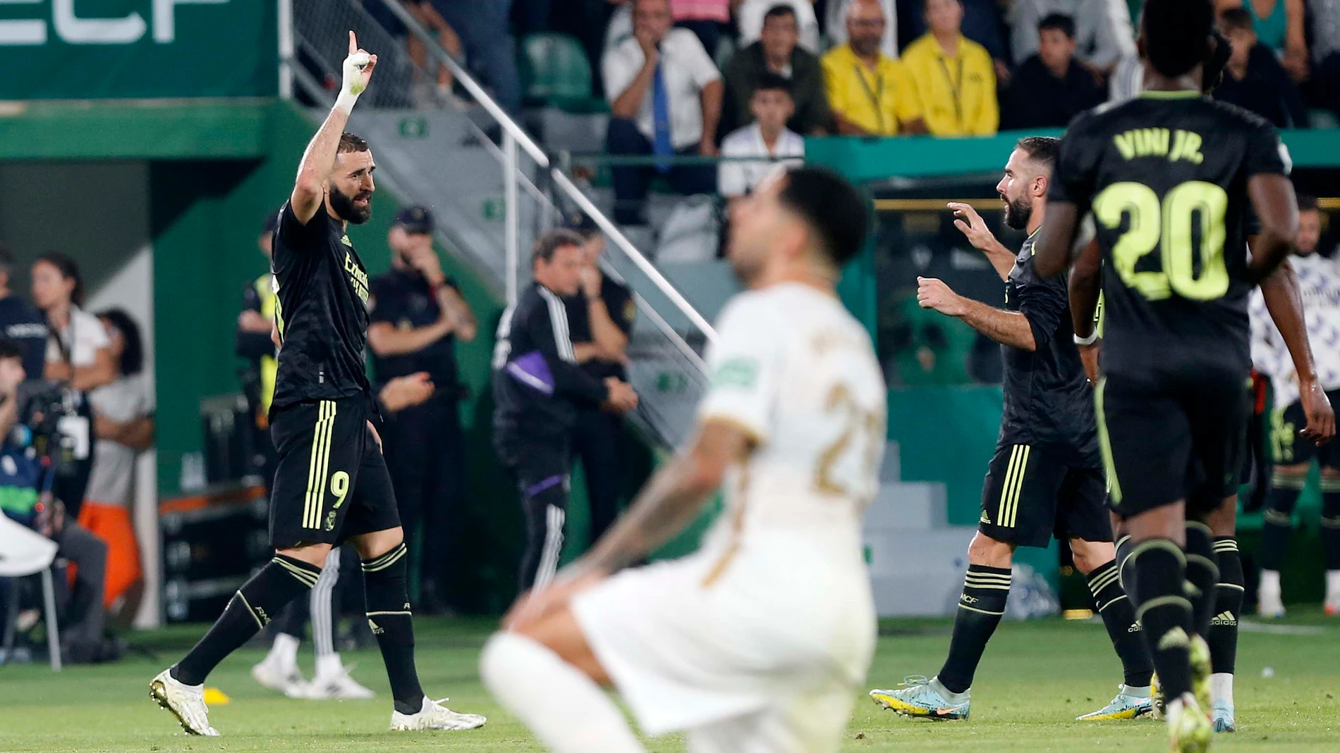 Karim Benzema celebra su gol ante el Elche en el Martínez Valero