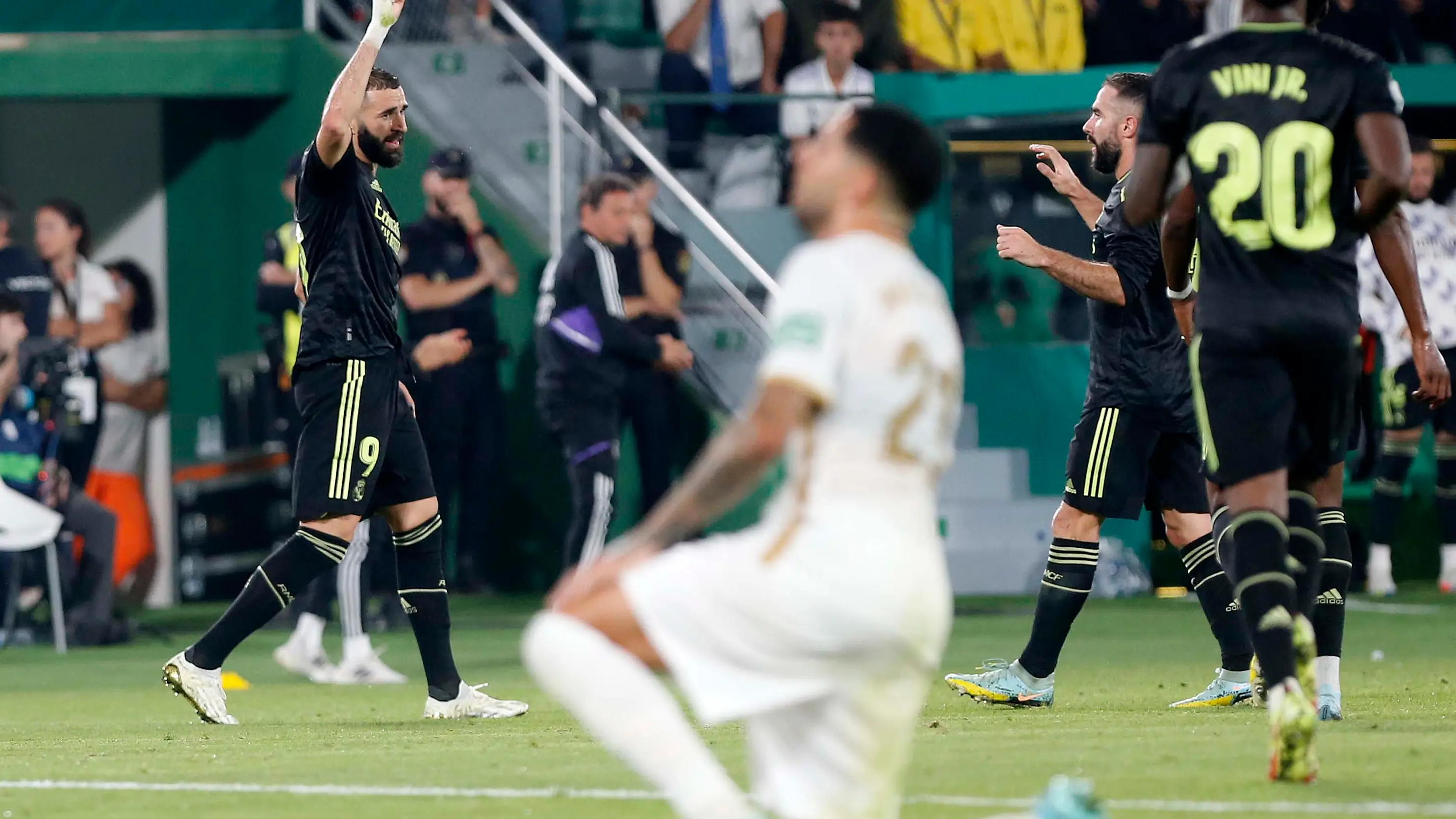 Karim Benzema celebra su gol ante el Elche en el Martínez Valero Karim Benzema celebra su gol ante el Elche en el Martínez Valero