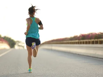 Una mujer corriendo. Una mujer corriendo.