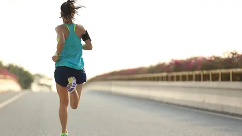 Una mujer corriendo. Una mujer corriendo.
