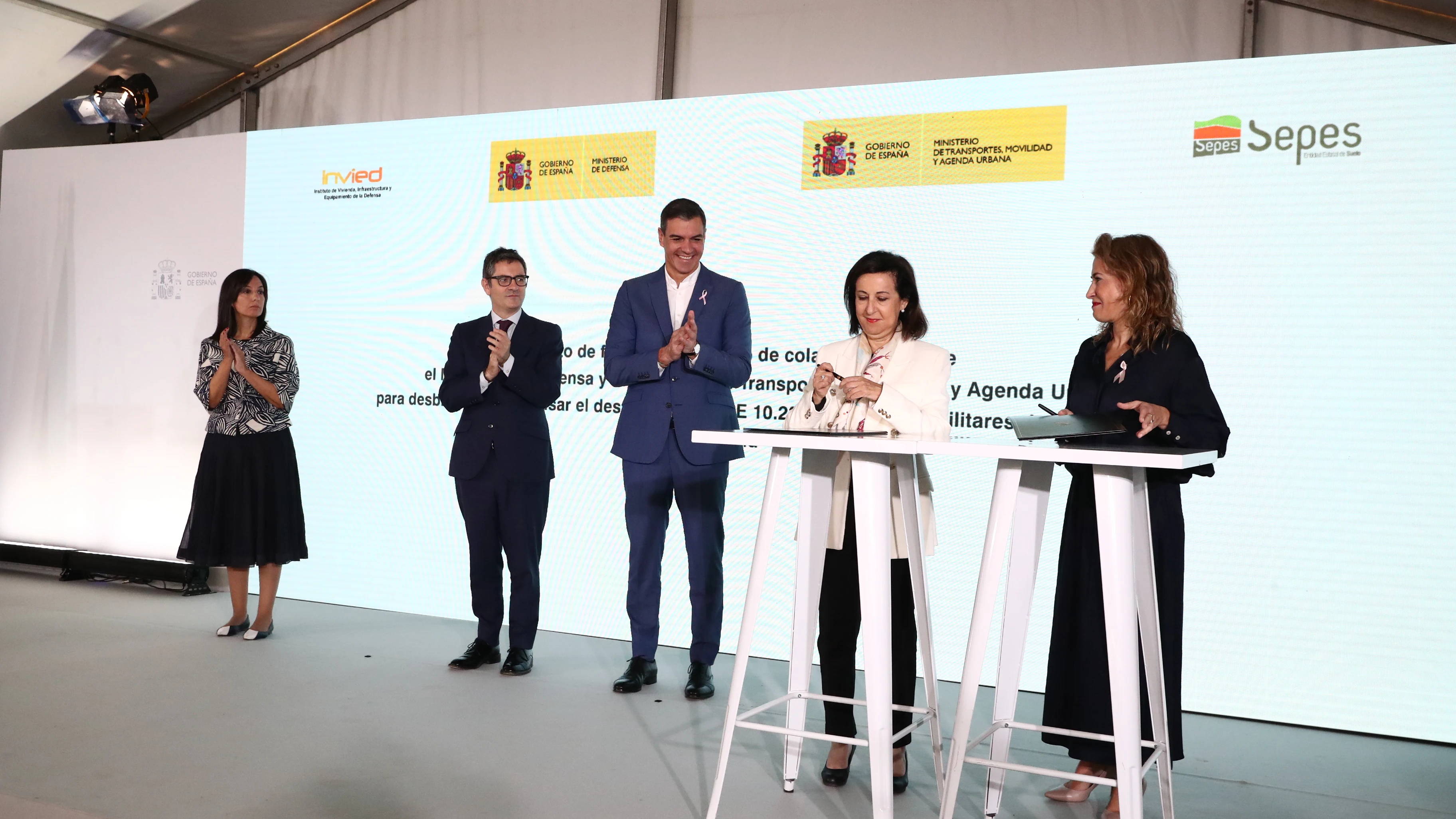 Ayuso dice que recibió la invitación con sólo 24 horas de antelación Sánchez preside la firma del protocolo para desbloquear la Operación Campamento