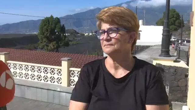 Maribel explica su situación con uno de sus familiares La historia detrás de los ancianos a los que sus familias no recogen del hospital en La Palma: "Queremos que tengan una vida digna"