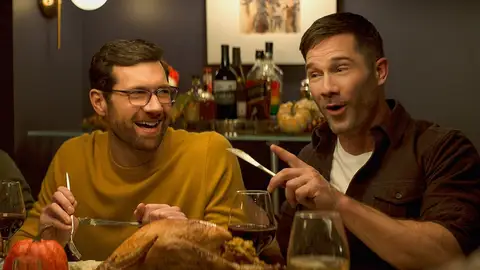Billy Eichner y Luke Macfarlane en 'BROS' Billy Eichner y Luke Macfarlane en 'BROS'