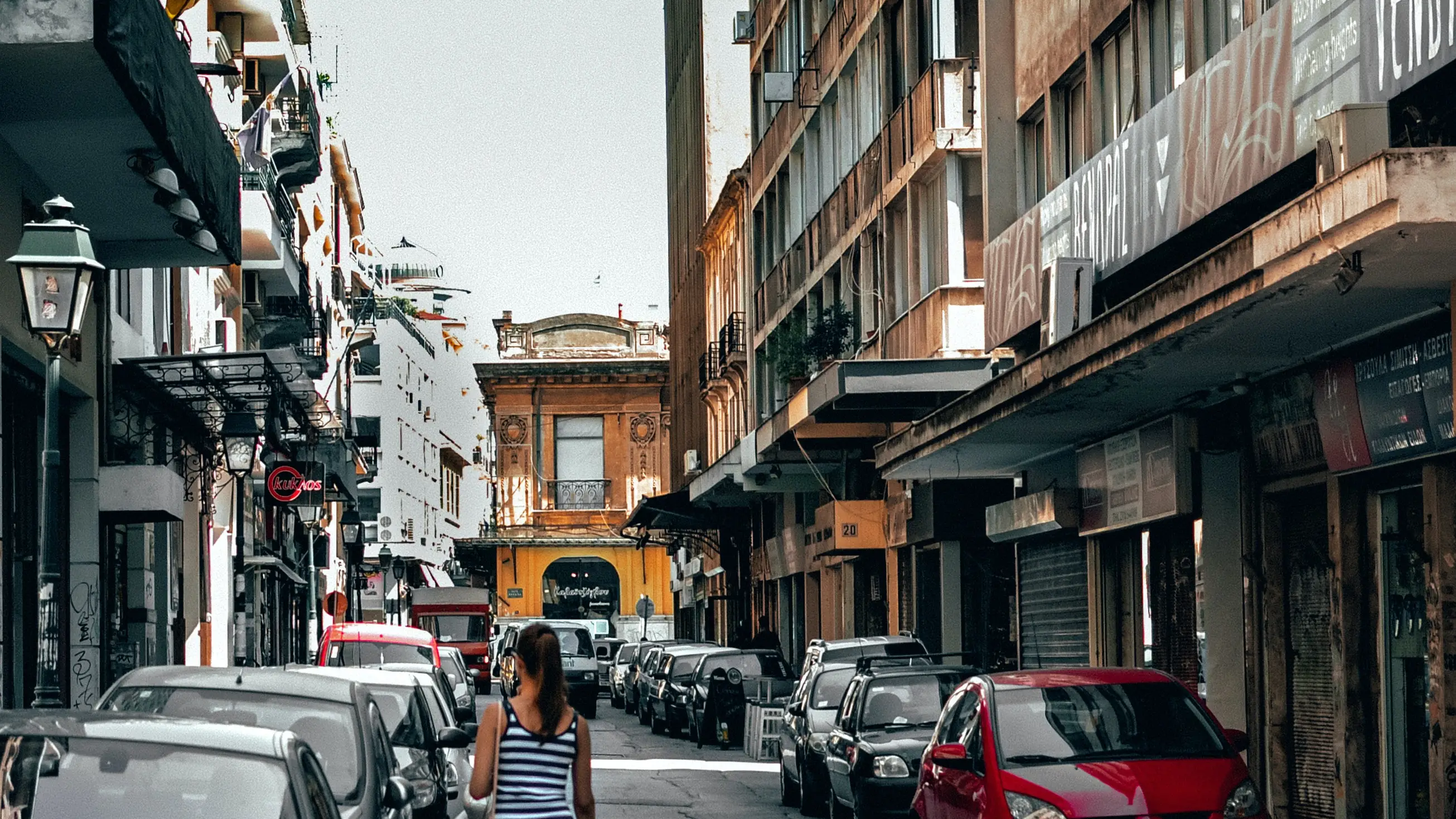 Una calle con varios coches aparcados Una calle con varios coches aparcados