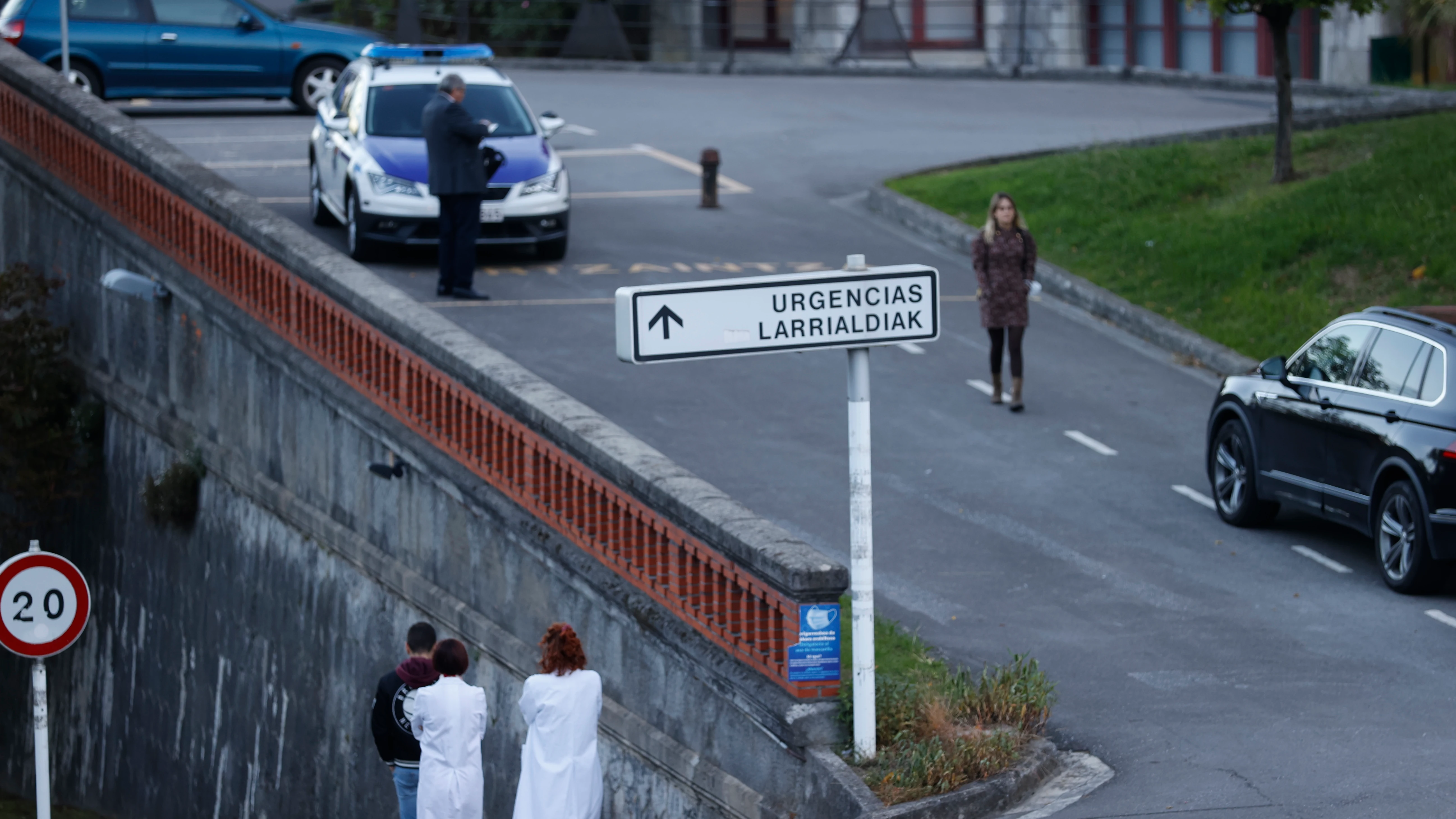 Veh&iacute;culo de la Ertzaintza a las puertas del Hospital de Basurto