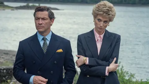 Dominic West y Elizabeth Debicki como Charles y Diana en 'The Crown'