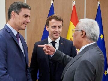 Pedro Sánchez, Emmanuel Macron y António Costa