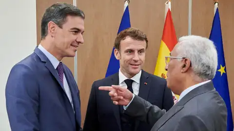 Pedro Sánchez, Emmanuel Macron y António Costa Pedro Sánchez, Emmanuel Macron y António Costa
