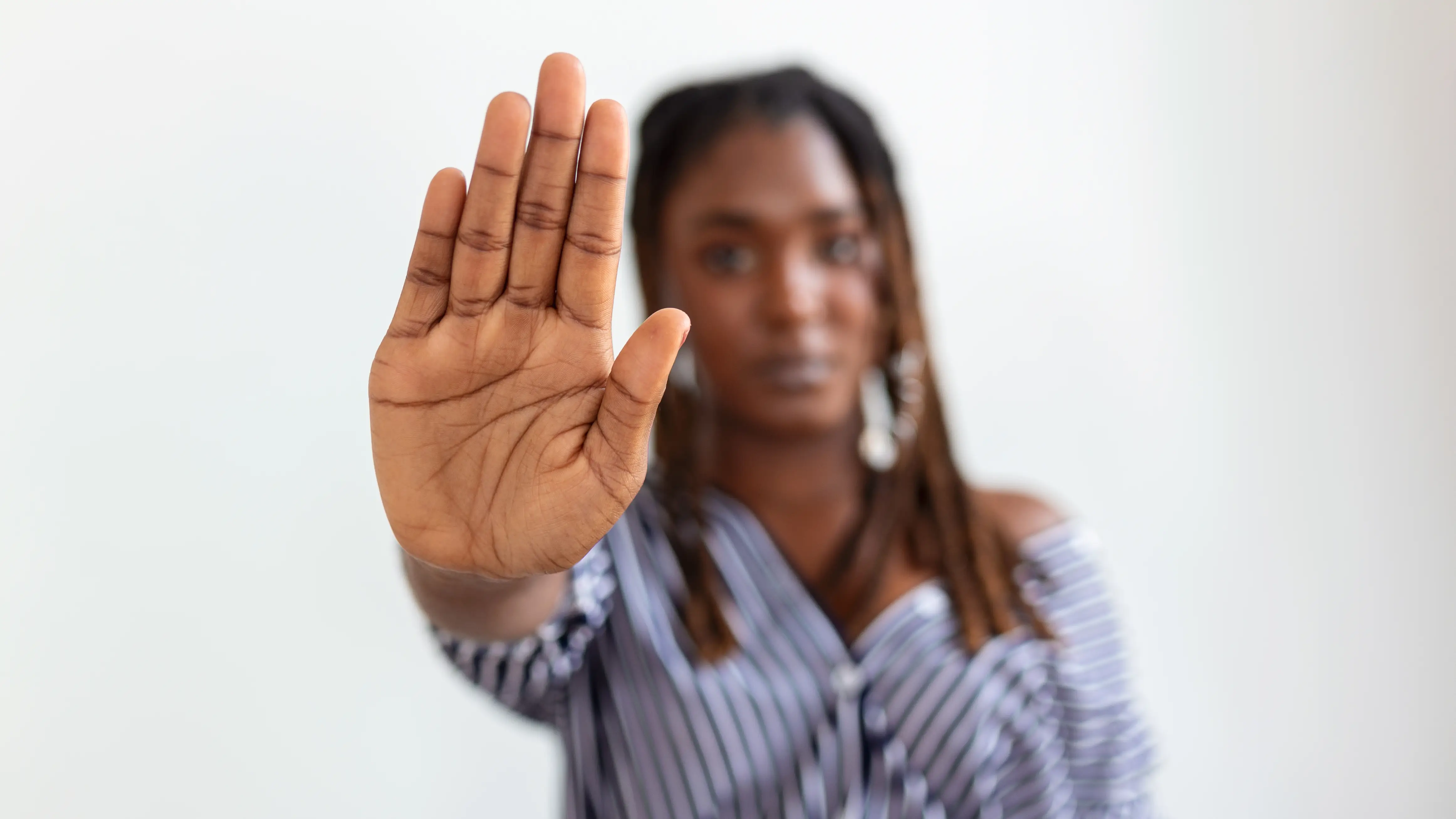 Una mujer pidiendo 'stop' a la violencia Una mujer pidiendo 'stop' a la violencia