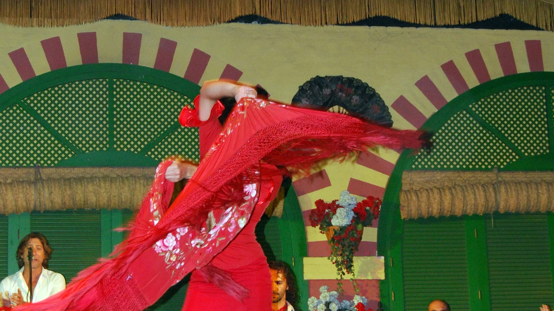 Una mujer bailando flamenco 
