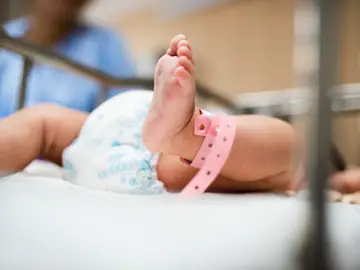 Un bebé recién nacido Un bebé recién nacido