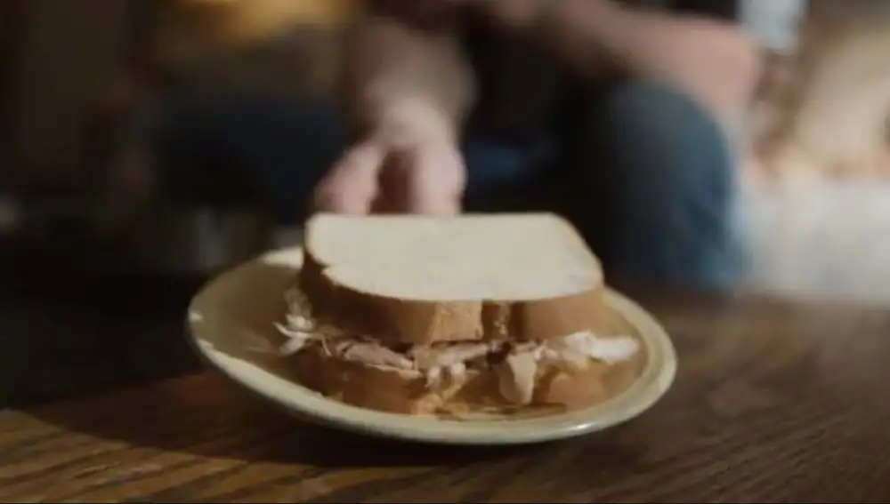 Jeffrey Dahmer ofrece un sándwich de carne humana a su vecina
